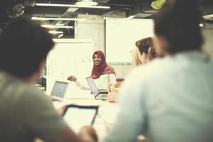 muslimische geschäftsfrau, die präsentationen im büro gibt foto