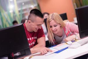 technologiestudentengruppe, die im klassenzimmer der computerlaborschule arbeitet foto