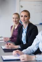 junge geschäftsleute gruppieren sich auf teambesprechung im modernen büro foto