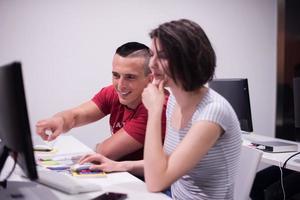 technologiestudentengruppe, die im klassenzimmer der computerlaborschule arbeitet foto