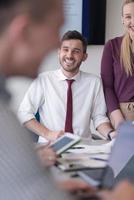 junge geschäftsleute gruppieren sich beim treffen im modernen büro foto