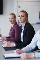 junge geschäftsleute gruppieren sich auf teambesprechung im modernen büro foto