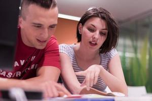 technologiestudentengruppe, die im klassenzimmer der computerlaborschule arbeitet foto