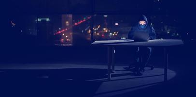 hacker, der einen laptop verwendet, während er im dunklen büro arbeitet foto