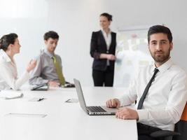 Porträt eines jungen modernen arabischen Geschäftsmannes im Büro foto