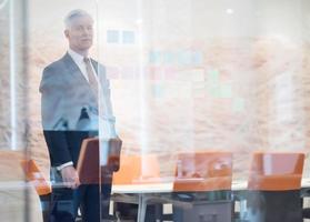 Porträt eines gutaussehenden Senior-Geschäftsmanns im modernen Büro foto