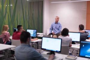 lehrer und schüler im computerlabor-klassenzimmer foto