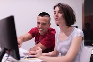 technologiestudentengruppe, die im klassenzimmer der computerlaborschule arbeitet foto