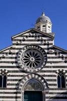 Marmor gestreifte Kirchenfront in Levanto foto
