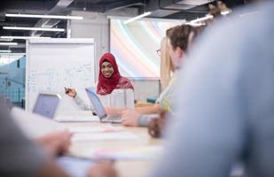 muslimische geschäftsfrau, die präsentationen im büro gibt foto