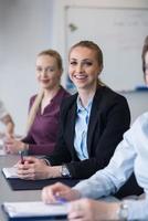 junge geschäftsleute gruppieren sich auf teambesprechung im modernen büro foto