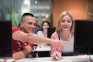 technologiestudentengruppe, die im klassenzimmer der computerlaborschule arbeitet foto