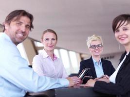 Geschäftsleute treffen sich in einem hellen, modernen Büro foto