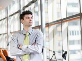 Porträt eines jungen Geschäftsmannes im modernen Büro foto