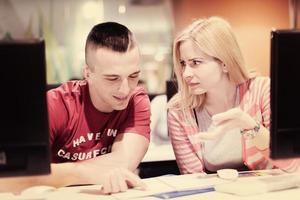 technologiestudentengruppe, die im klassenzimmer der computerlaborschule arbeitet foto