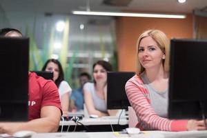 technologiestudentengruppe, die im klassenzimmer der computerlaborschule arbeitet foto