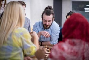 multiethnische gruppe von geschäftsleuten, die schach spielen foto