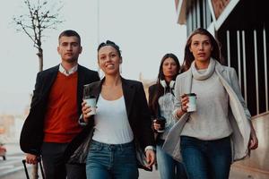 Geschäftskollegen gehen und reden auf den Straßen der Stadt foto