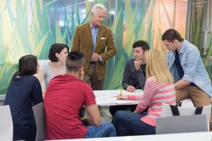 lehrer mit einer gruppe von schülern im klassenzimmer foto