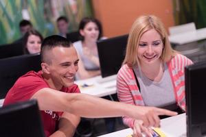 technologiestudentengruppe, die im klassenzimmer der computerlaborschule arbeitet foto