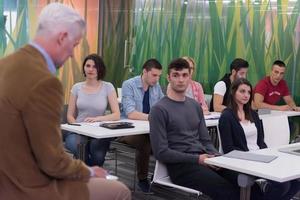 lehrer mit einer gruppe von schülern im klassenzimmer foto