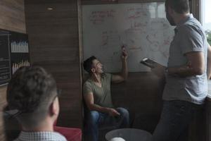 Teambesprechung und Brainstorming in einem kleinen Privatbüro foto