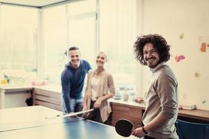 Startup-Business-Team spielt Ping-Pong-Tennis foto