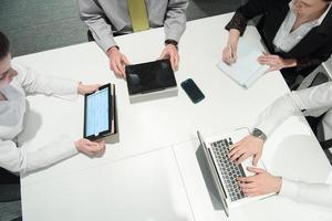 luftaufnahme der geschäftsleute gruppieren brainstorming auf treffen foto