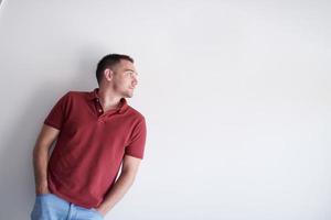 Porträt eines zufälligen Startup-Geschäftsmanns, der ein rotes T-Shirt trägt foto
