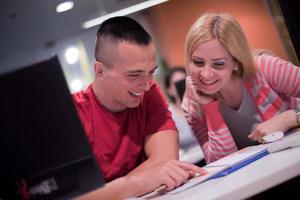 technologiestudentengruppe, die im klassenzimmer der computerlaborschule arbeitet foto