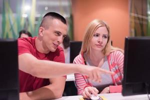 technologiestudentengruppe, die im klassenzimmer der computerlaborschule arbeitet foto