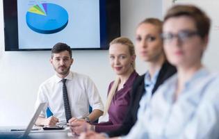 junge geschäftsleute gruppieren sich auf teambesprechung im modernen büro foto