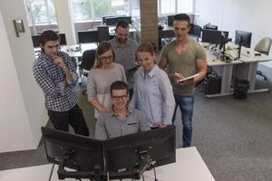 Gruppe junger Startup-Geschäftsleute, die als Team stehen foto