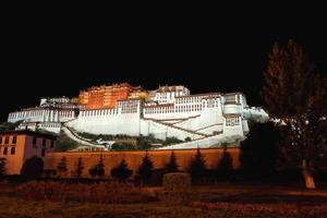 der Potala-Palast und die umgebende Mauer bei Nacht. lhasa-tibet-china. 1150