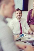 junge geschäftsleute gruppieren sich beim treffen im modernen büro foto