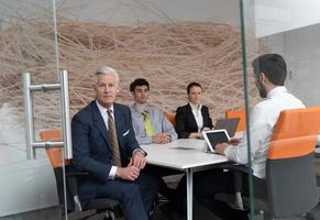 geschäftsleute gruppieren brainstorming zum treffen foto