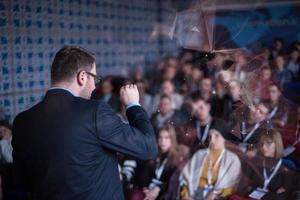 erfolgreicher geschäftsmann, der präsentationen im konferenzraum gibt foto