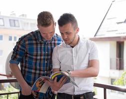 junge männer, die am balkon stehen foto