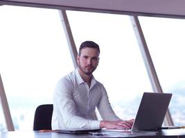 Junger Geschäftsmann im Büro foto