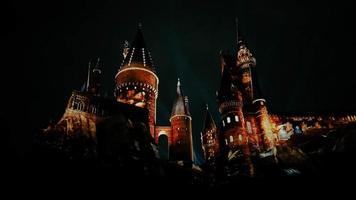 osaka, japan am 8. juli 2019. eine sehr schöne lichtshow bei nacht im schloss hogwarts mit den vier schlafsälen. foto