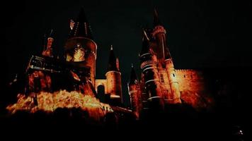 osaka, japan am 8. juli 2019. eine sehr schöne lichtshow bei nacht im schloss hogwarts mit den vier schlafsälen. foto