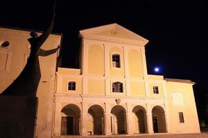 Nachtansicht von st. Johns Kloster in Capistrano, Abruzzen, Italien foto
