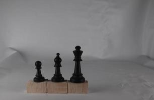 Schachfiguren“ aus Holzwürfeln zeigen Gleichheitskonzepte. Unternehmenskonzept foto