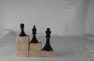 Schachfiguren aus Holzwürfeln zeigen die Konzepte der Gerechtigkeit. Unternehmenskonzept foto