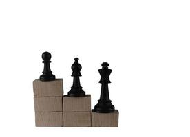 Schachfiguren aus Holzwürfeln zeigen die Konzepte der Gerechtigkeit. Unternehmenskonzept foto