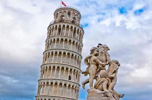 schiefer Turm von Pisa mit Engelsstatue, Toskana - Italien