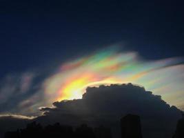 Phänomen des Wolkenschillerns foto