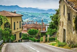 italienische Straße in einer kleinen Provinzstadt der Toskana