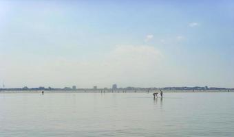 cuxhaven niedersachsen deutschland 2010 seestück strand wattwandern an der nordseeküste deutschland. foto