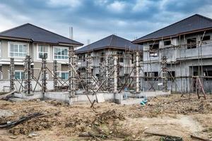 Bau neues Wohnhaus im Gange auf der Baustelle foto